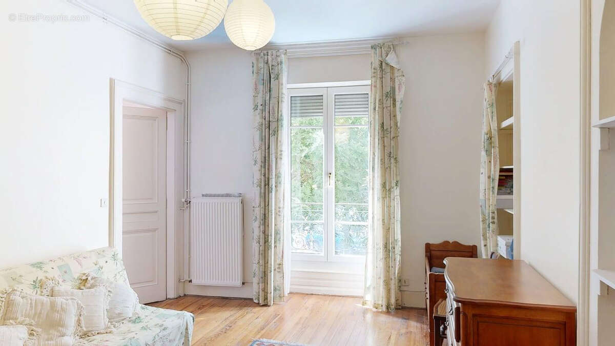 Place Flore : bel appartement ancien de 118 m2 avec parking - photo 7