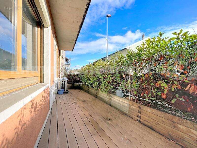 Appartement_T3_Valleiry_bus_proche_frontière_commerce_école_centre_ville_Salon_Séjour_Cuisine_équipée_chambre_dressing_salle_eau_sous_sol_terrasse_ - Appartement à VALLEIRY