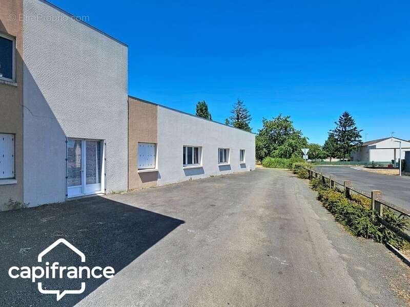 Local d’activité 260 m² + logement 132 m² – parking privé – terrain 1 690 m² – forte visibilité – Thouars (79100) - photo 4