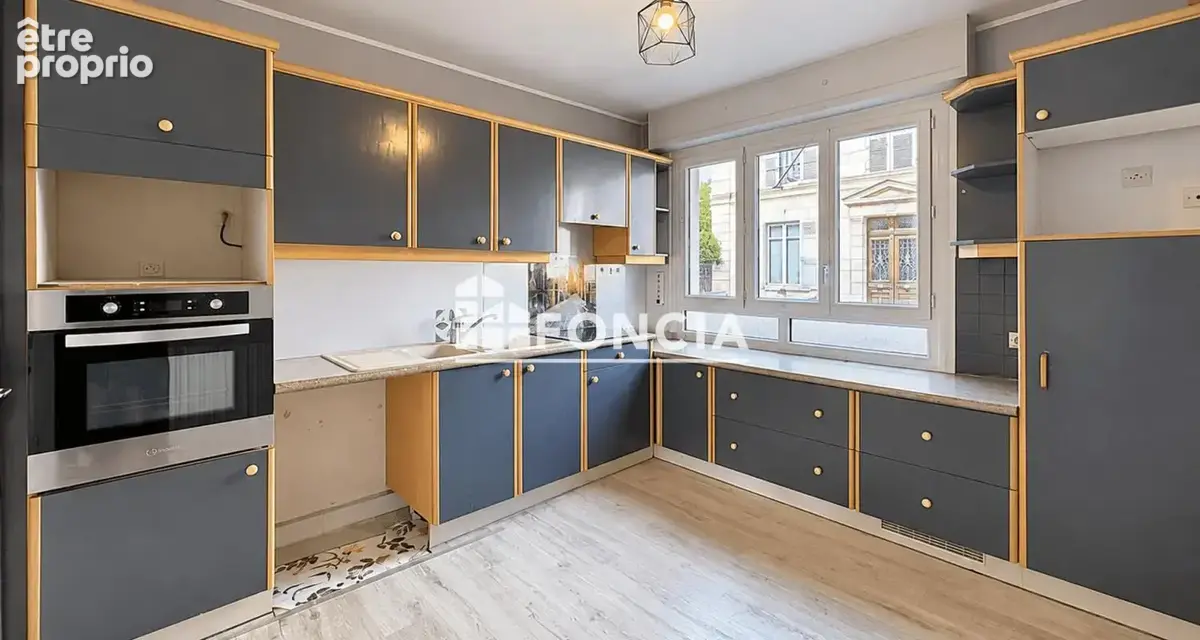 Lisieux centre-ville : 87 m² sur un seul niveau, belle pièce de vie plein sud de 36 m², garage fermé et cave - photo 3