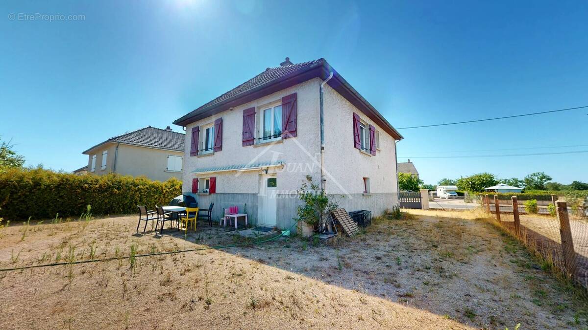 Maison à THIEL-SUR-ACOLIN