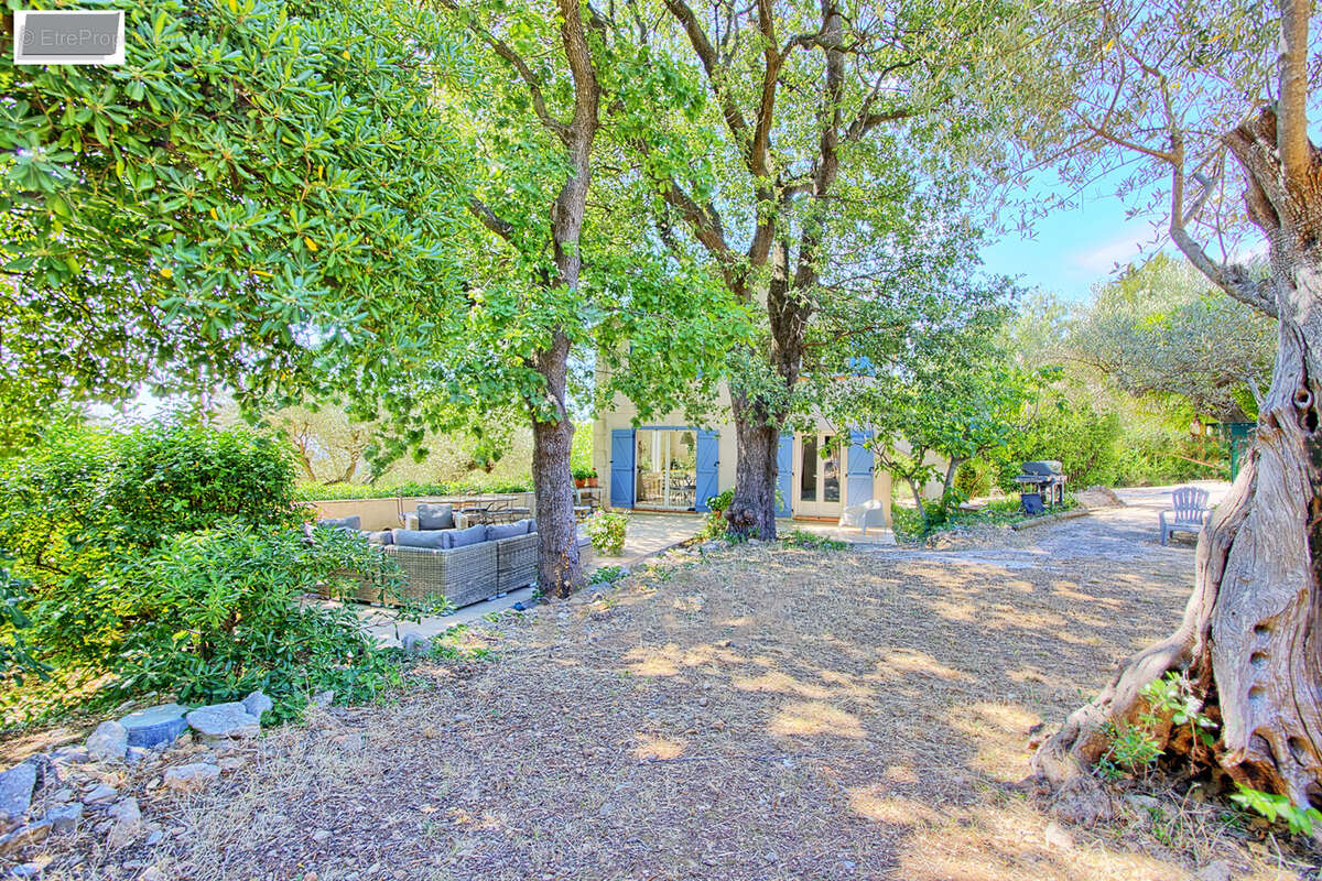 LA FARLEDE, secteur du Partegal, très jolie bastide sur 1 hectare de terrain plat - photo 18