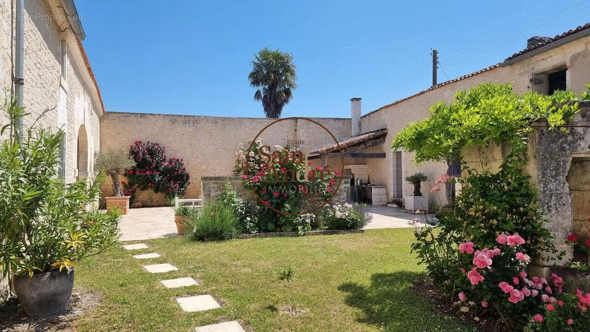 Maison 350 m² à Bouteville  - photo 2