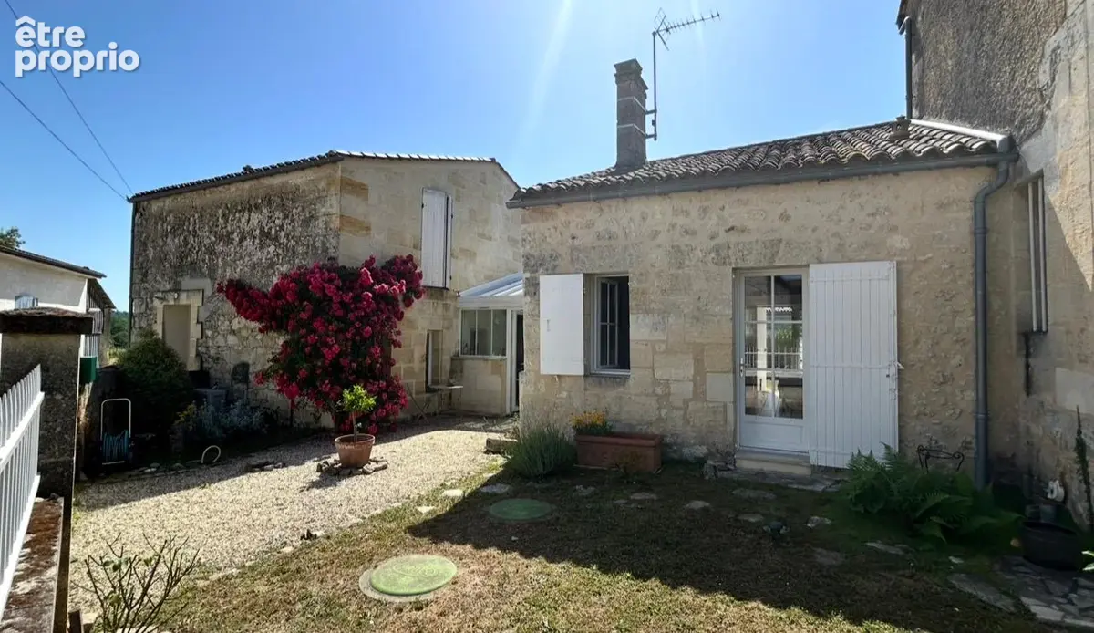 Saint-André de Cubzac , plus précisément à La lande de Fronsac ,au calme proche des vignobles ,Découvrez cette Maison de Village - photo 17