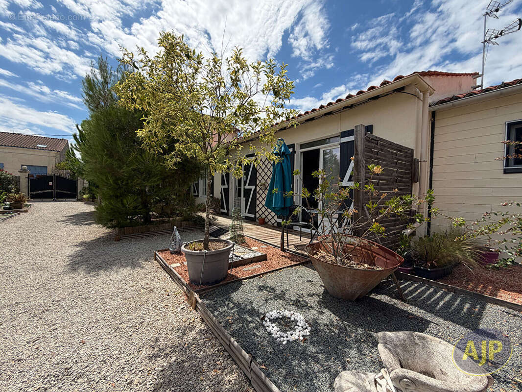 Maison de caractère avec piscine au centre de Pons - photo 8