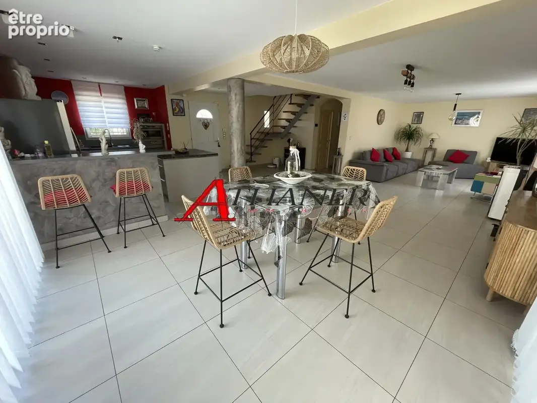 Palau Del Vidre - Villa 5 Pièces de 140m2 avec Piscine et 467m2 de Terrain - photo 3