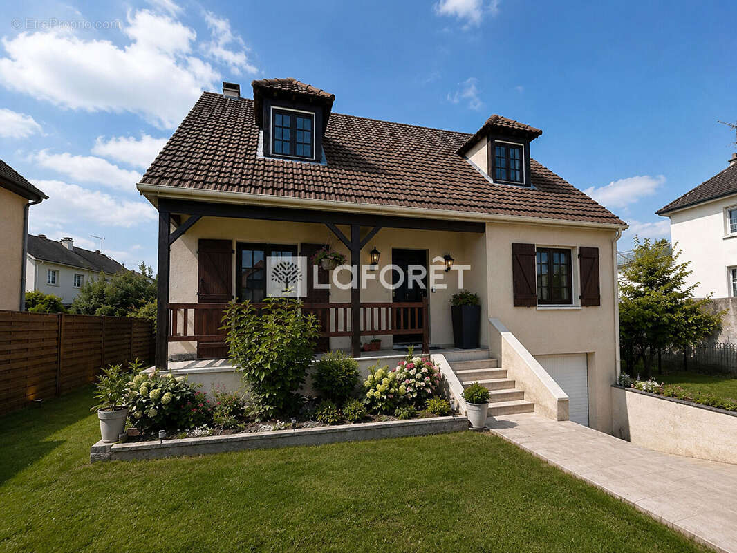 Aux portes du Vésinet, découvrez cette maison familiale offrant 5 chambres, une chambre de plain-pied et un espace indépendant. - photo 4