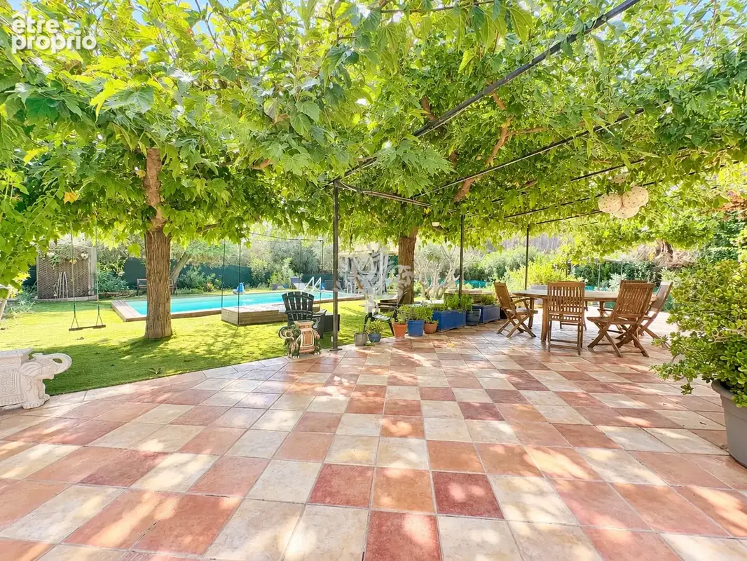 Maison de plain-pied 131 m2   Terrain de 2 000 m2 avec piscine et pool house - photo 2
