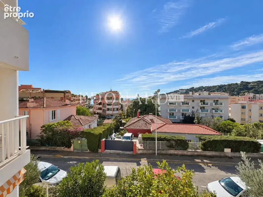 En exclusivité deux pièces en dernier étage avec spacieuse terrasse, cave et parking, à quelques pas des plages - photo 2