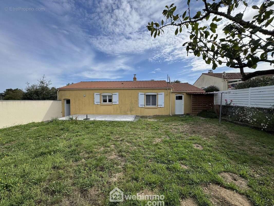 Jardin entièrement clos. - Maison à POIROUX