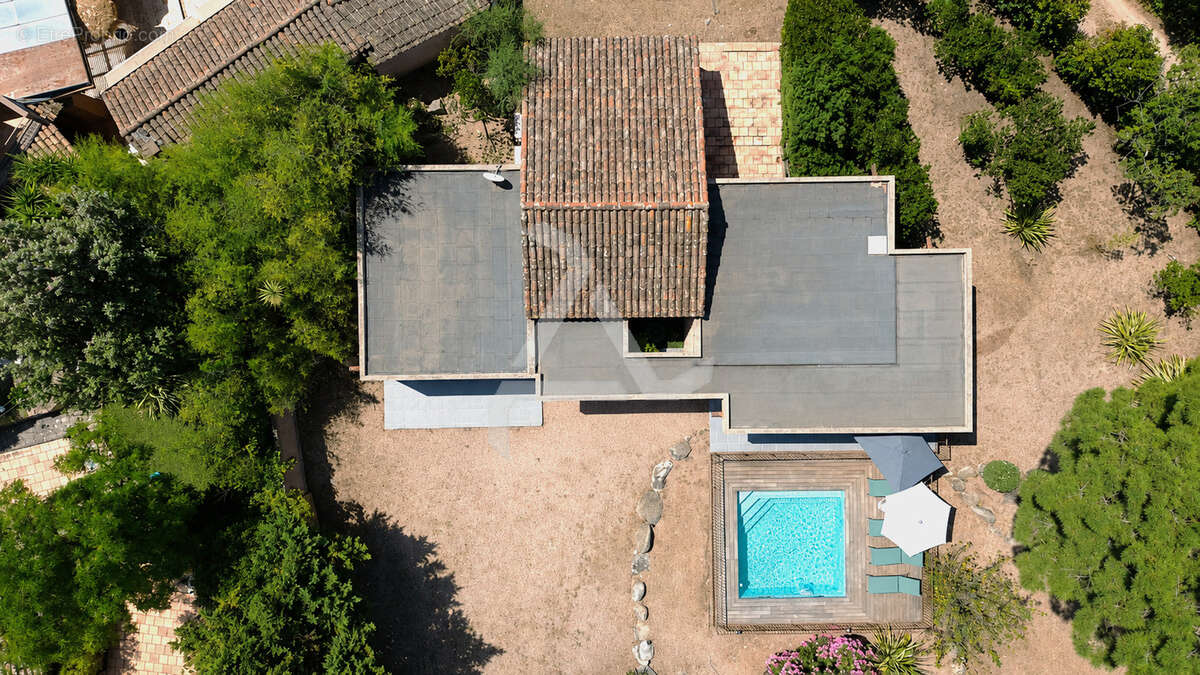 Villa de 115m2 de type 4  avec piscine au coeur du village de ste lucie de porto-vecchio et à proximité des pl - photo 4