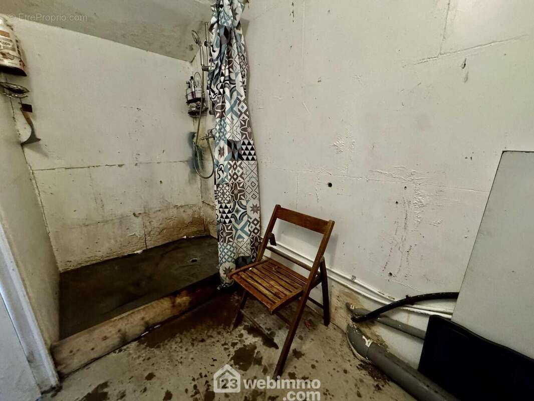 Pièce à repenser entièrement pour créer une salle d?eau moderne et fonctionnelle - Maison à VERSIGNY