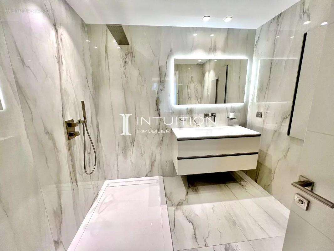 Cannes - Croisette : Magnifique appartement 3 pièces avec vue mer dans une résidence de renom - photo 8