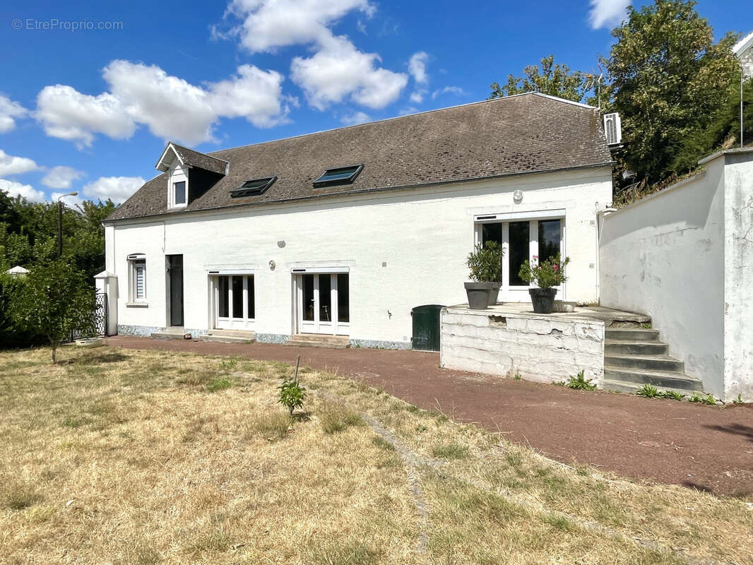 Maison avec beaux volumes - 3 chambres - garage et jardin - photo 3