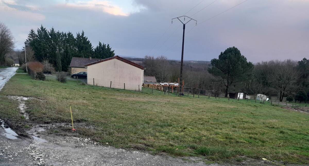 Terrain à VAUNAC