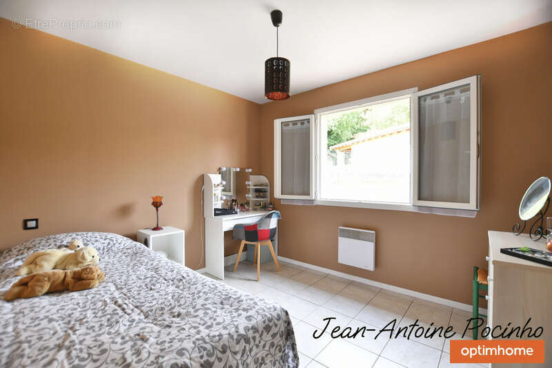 Maison à SAINTE-FOY-DE-PEYROLIERES