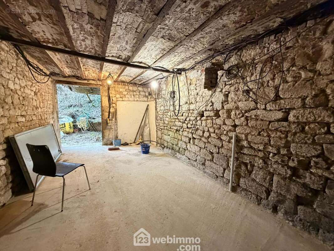 Une pièce de 16 m² pouvant faire office de cuisine - Maison à TAVAUX-ET-PONTSERICOURT