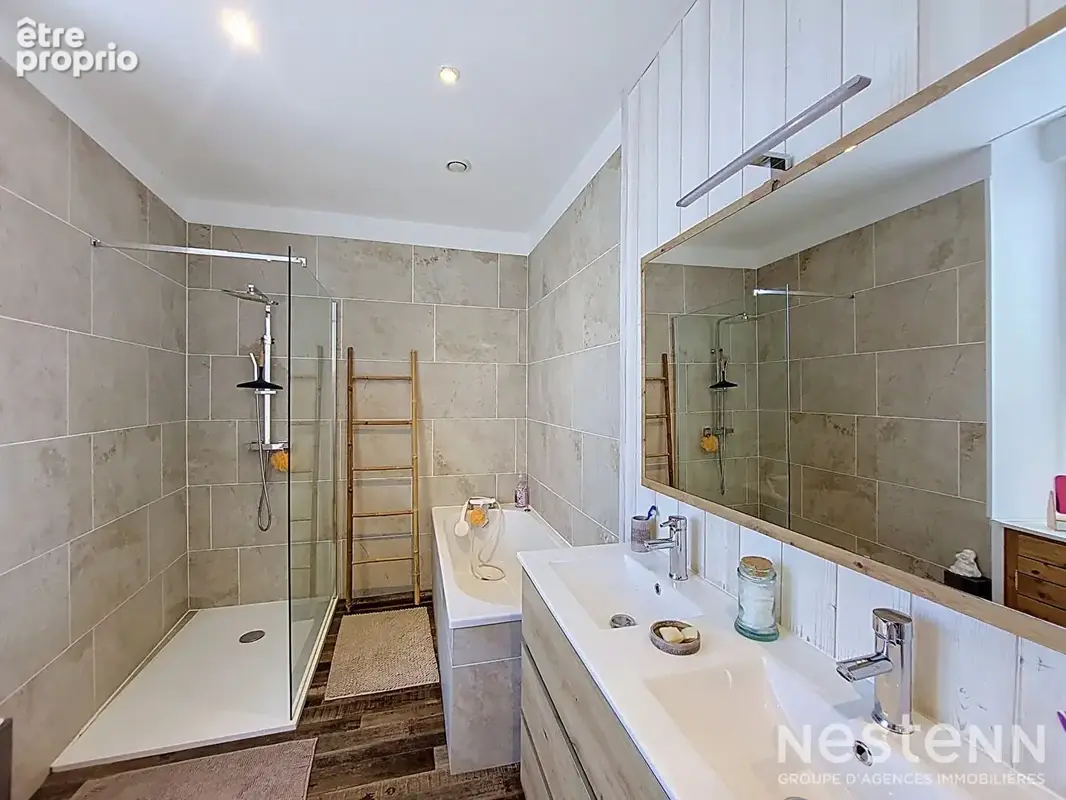 À vendre Maison de village en pierre de 216 m² avec deux appartements, cour, et garages - photo 14
