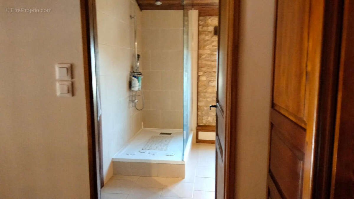 SDB - Maison à CELLEFROUIN