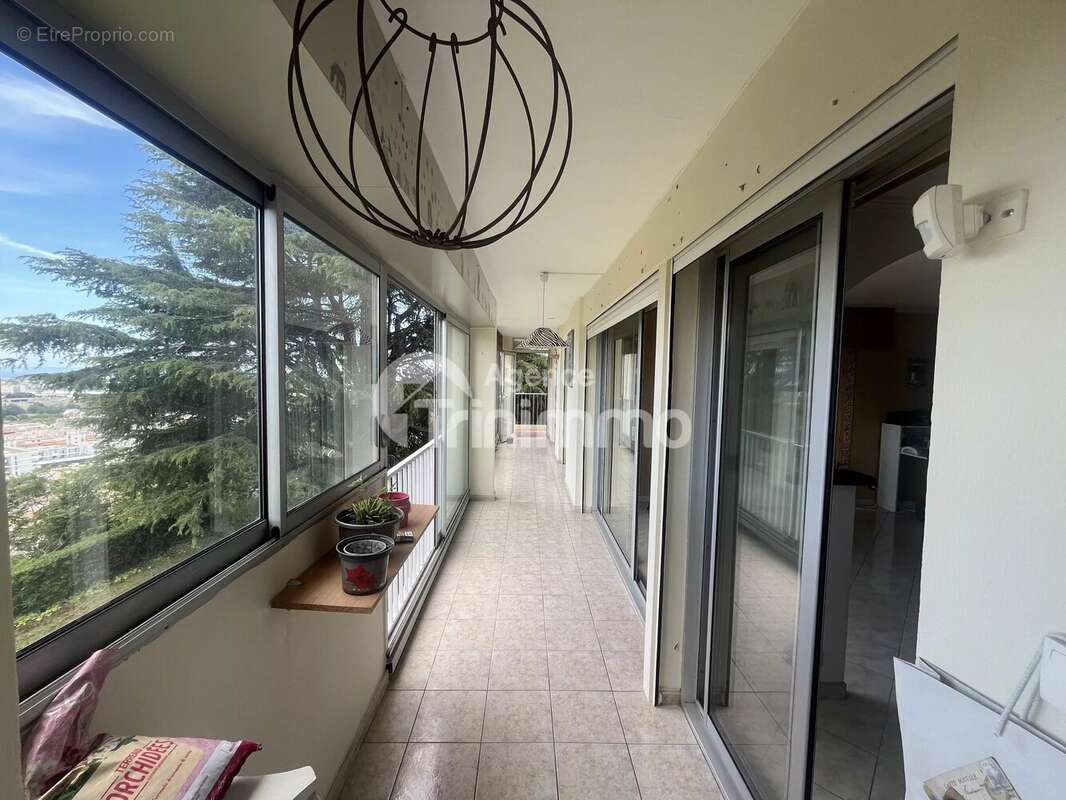 Appartement à SAINT-LAURENT-DU-VAR