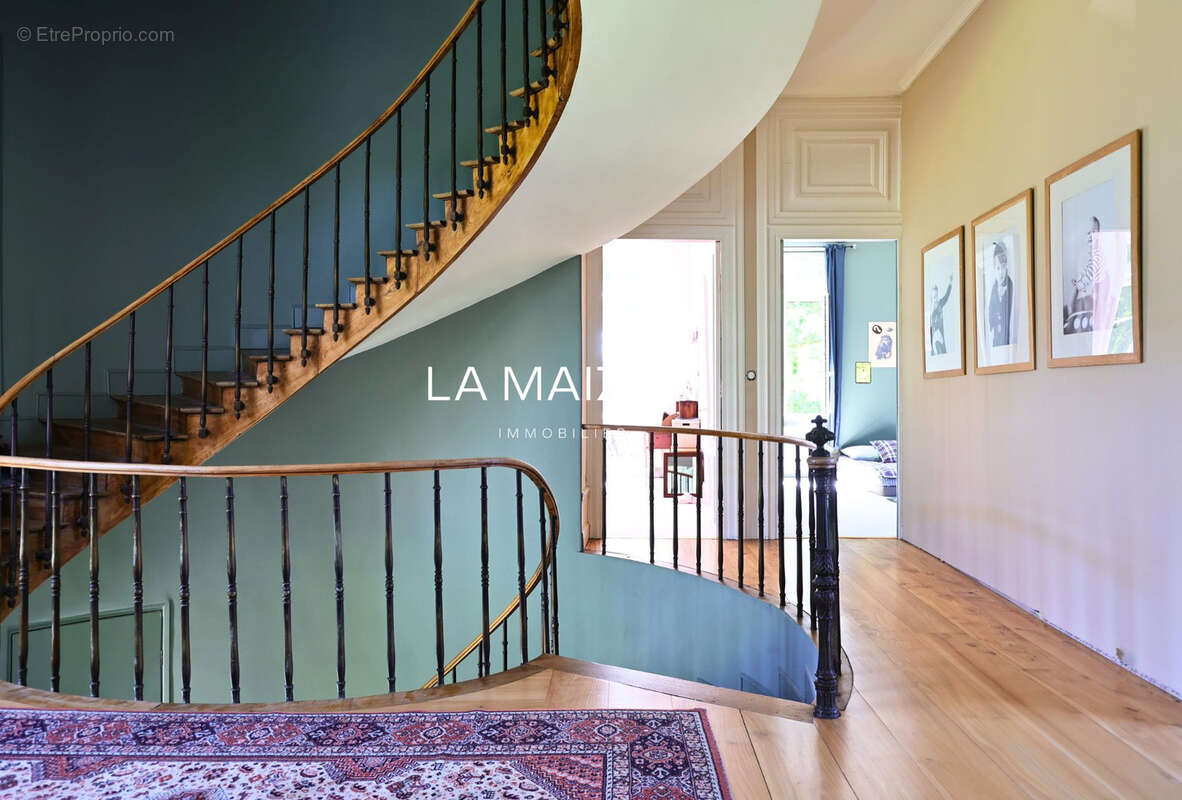 Maison familiale de caractère préservée - Bouvignies 400m2 - photo 16