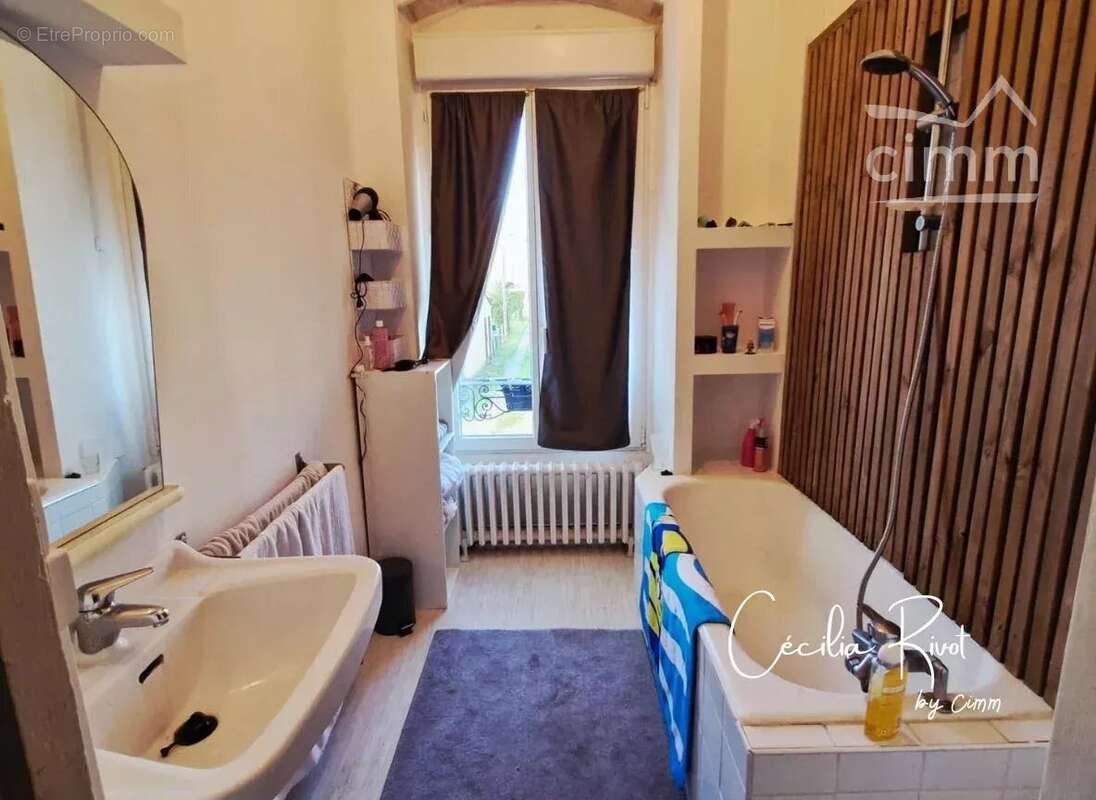 Maison à SAINT-YZAN-DE-SOUDIAC