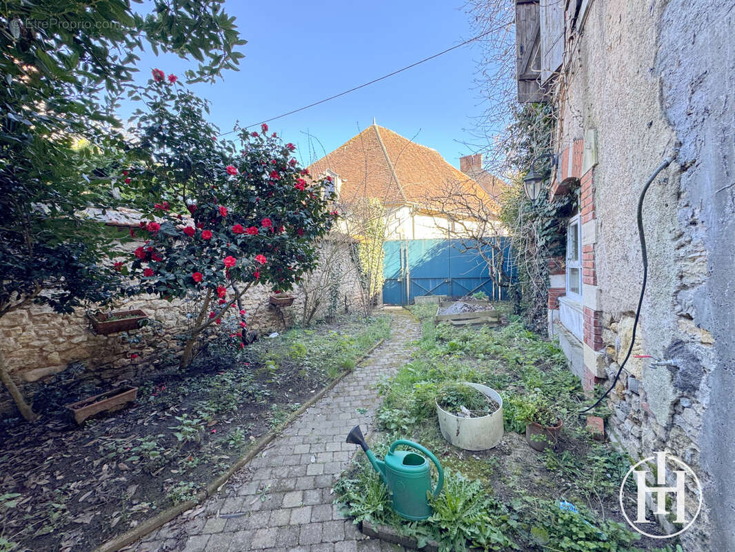 Maison à AINAY-LE-CHATEAU