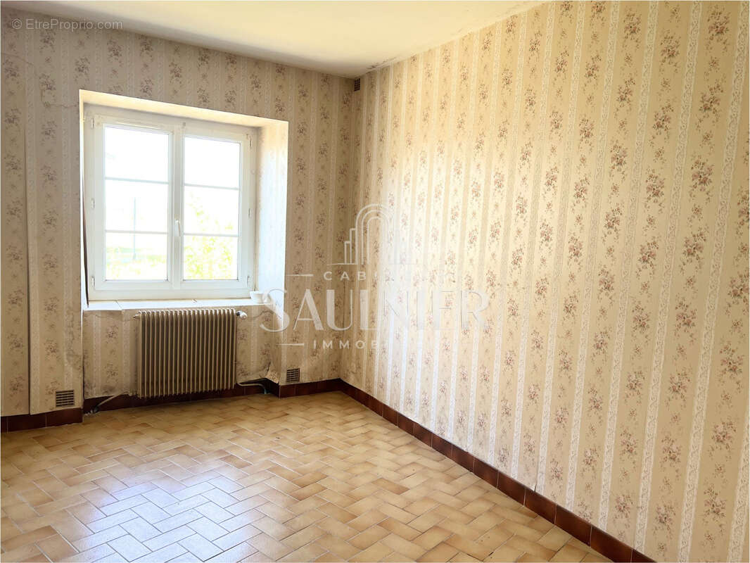Entre Contres et Montrichard - À vendre - Longère avec dépendances et terrain. - photo 3