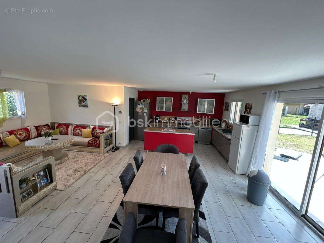Maison traditionnelle de plain pied construction annee 2017 avec une extension realisee en  2023 - photo 7