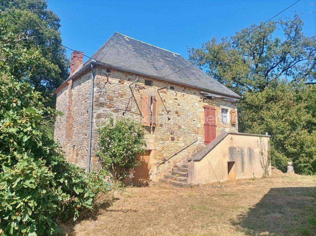 Maison 2 chambres - batiments annexes - terrain  7095 m2 - photo 4