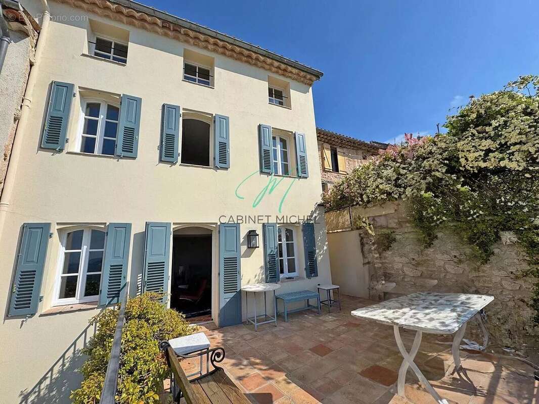 Appartement à CHATEAUNEUF-GRASSE