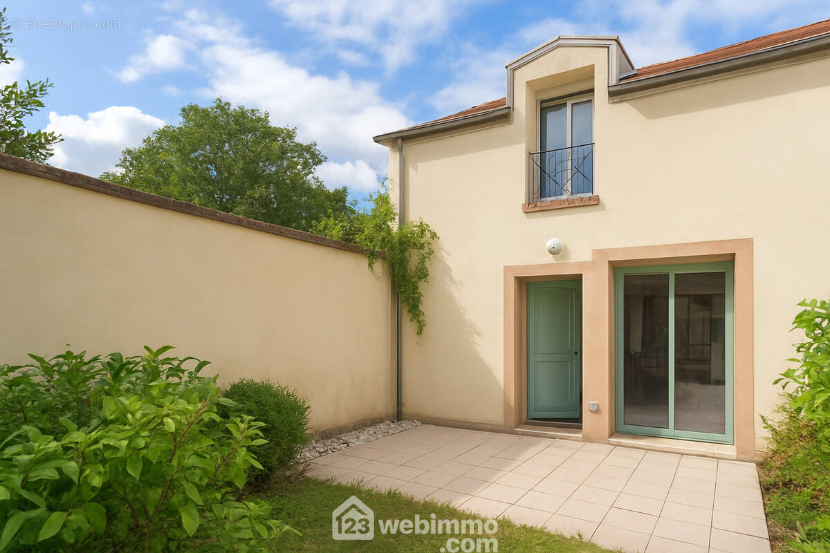 Venez découvrir cette belle maison de 65 m² avec un jardin de 60 m². - Maison à BARBIZON