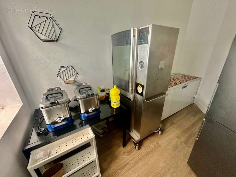 Commerce à CHATEAUNEUF-DU-FAOU