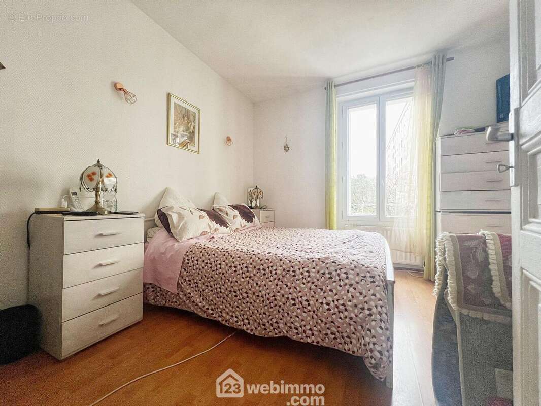 Chambre avec rangements donnant sur les jardins - Appartement à CHATILLON