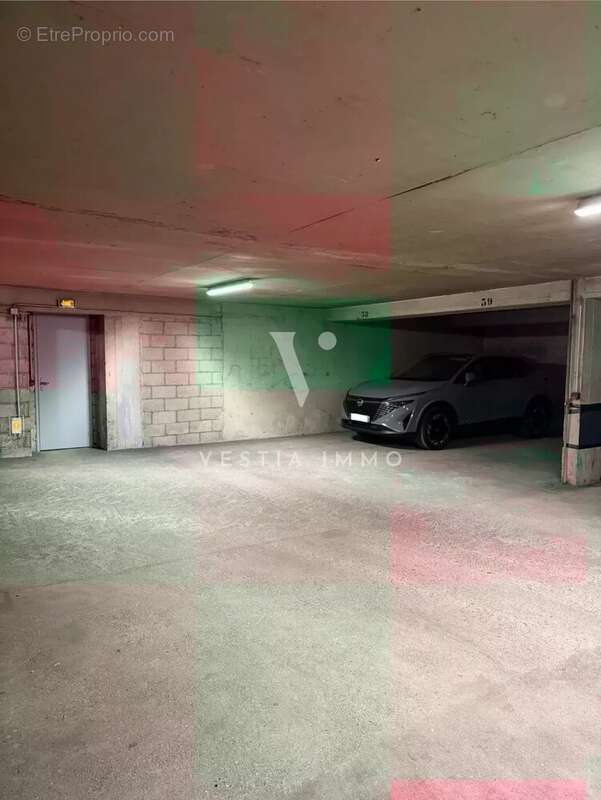 Parking à PARIS-17E
