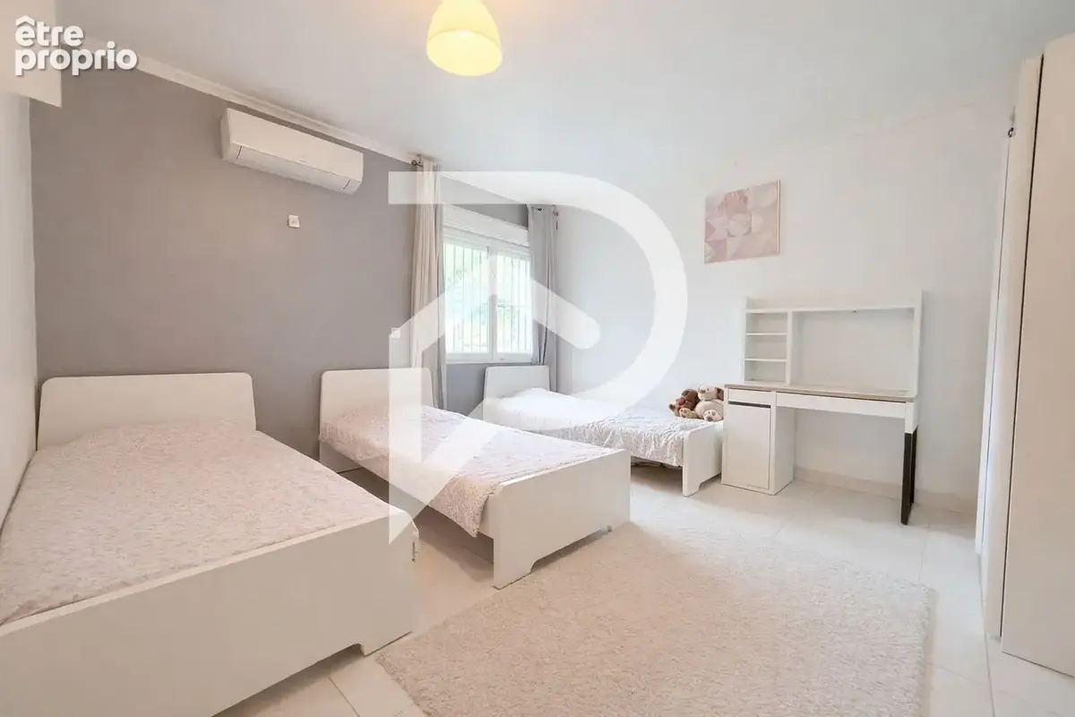 Maison de 200 M2 de plain pied sur 3240 M2 de terrain. - photo 7