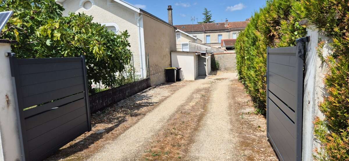 Maison de ville composée de deux appartements, 110 m2, proximité place Victor Hugo, jardin clos, cour avec stationnement - photo 8