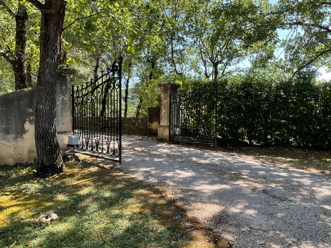 Proprieté  à 20 mns d'Aix en Provence sur la commune de Rognes  380m2 avec 8 chambres - photo 15