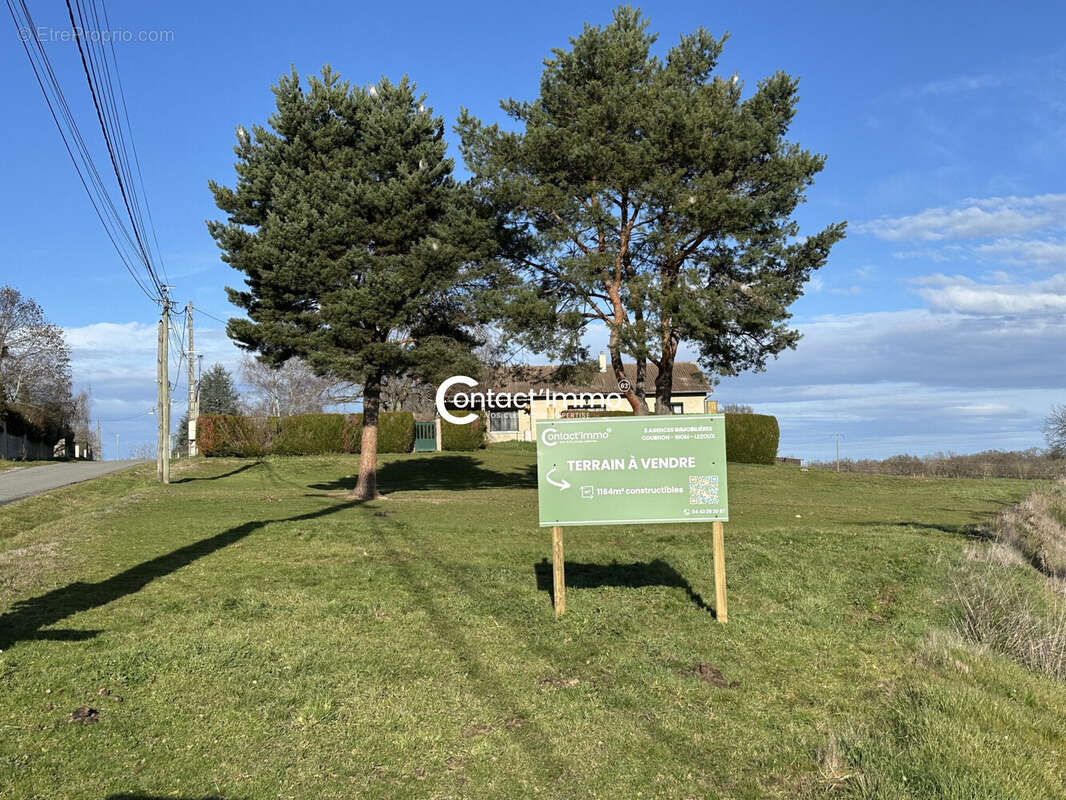 Terrain à CHARBONNIERES-LES-VIEILLES