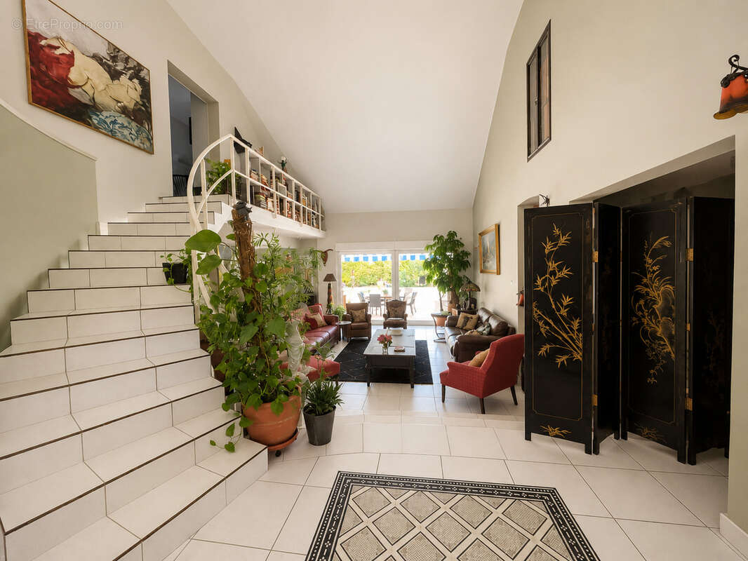 Maison 264 m² à Saint-Doulchard  - photo 9