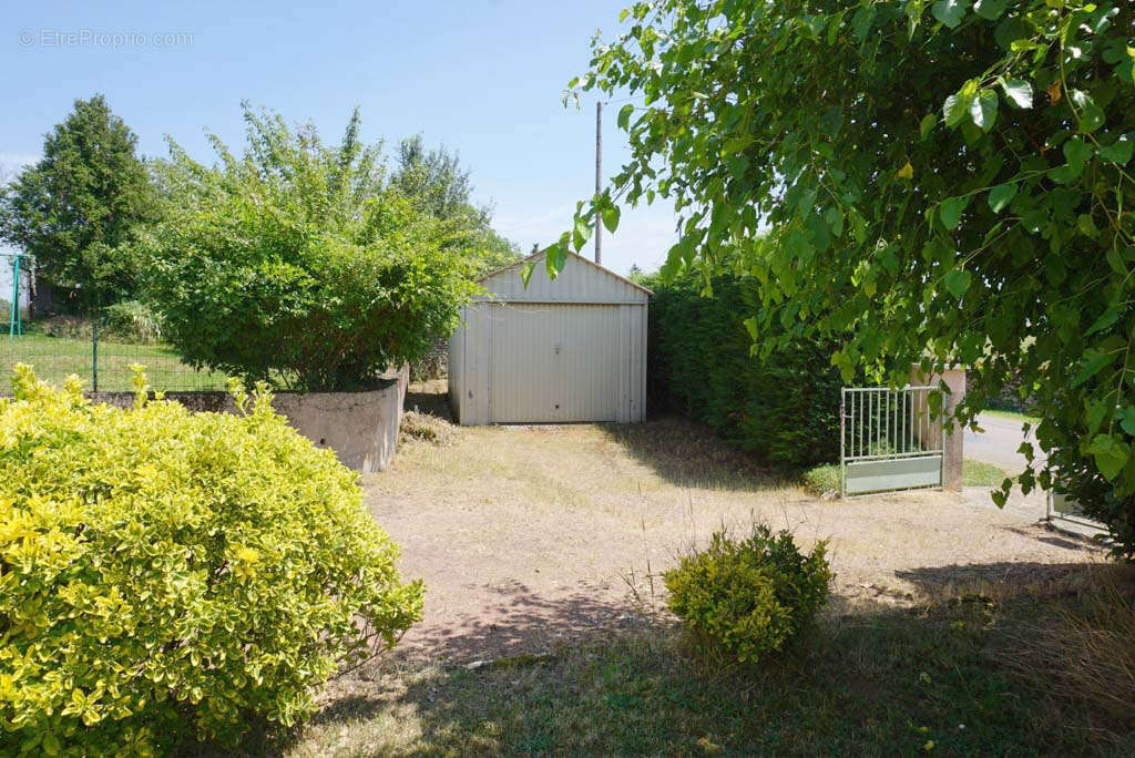 Maison à SAINT-CHRISTOPHE-EN-BRIONNAIS