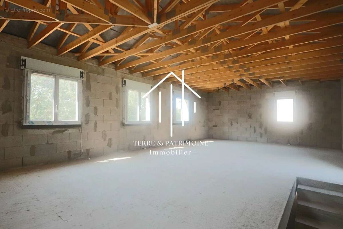 Vagnas – Ensemble immobilier composé de deux maisons d'habitation et de deux gîtes, vendu hors d'eau / hors d'air. - photo 15