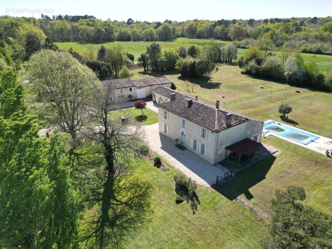 Maison à SAINT-GENIS-DE-SAINTONGE