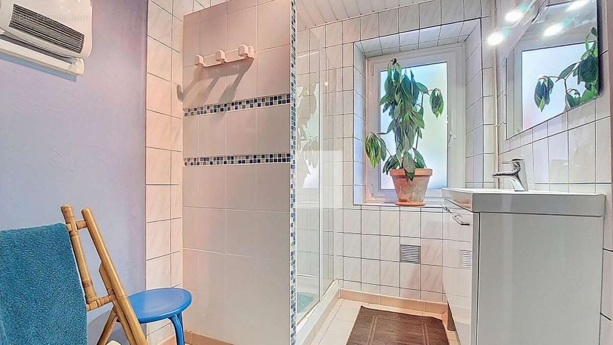 PLAZAC: BELLE VUE ET CALME! - Maison avec gîte attenant. 3/4 chambres. Dépendance. Terrain constructible , Prés et bois environ  - photo 11