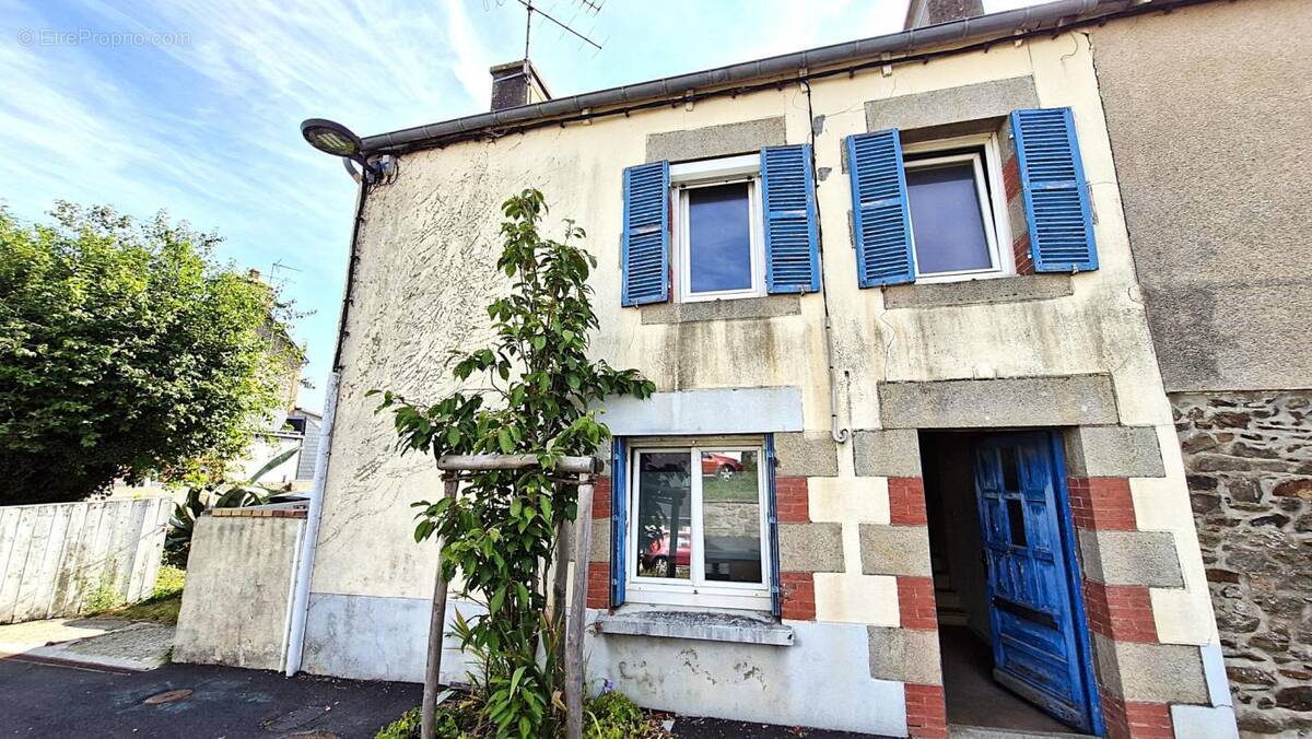 Maison de bourg en pierre avec jardin intime et stationnemen - photo 1