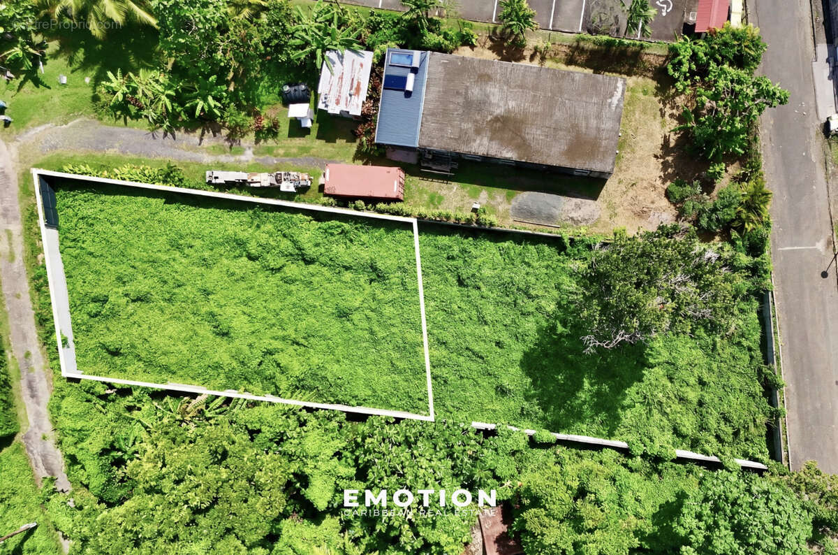 Terrain à PETIT-BOURG