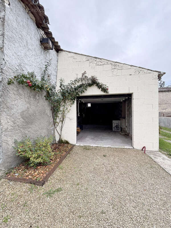 Maison à GENSAC-LA-PALLUE