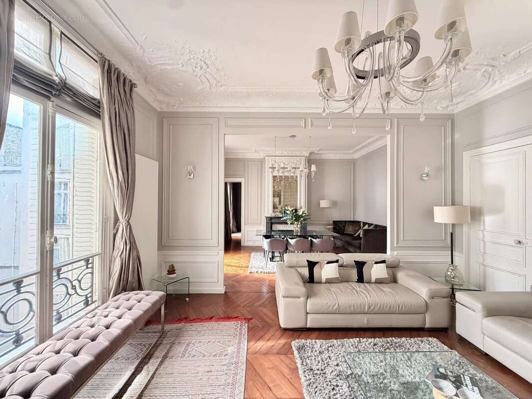 Appartement à PARIS-16E