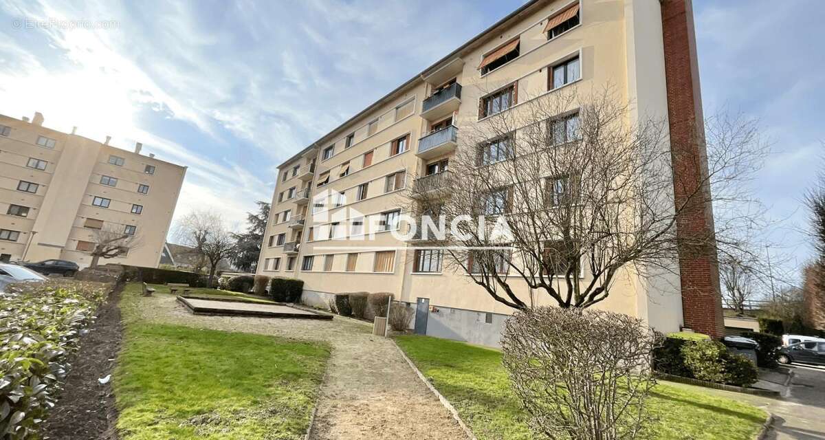 Appartement à LES CLAYES-SOUS-BOIS