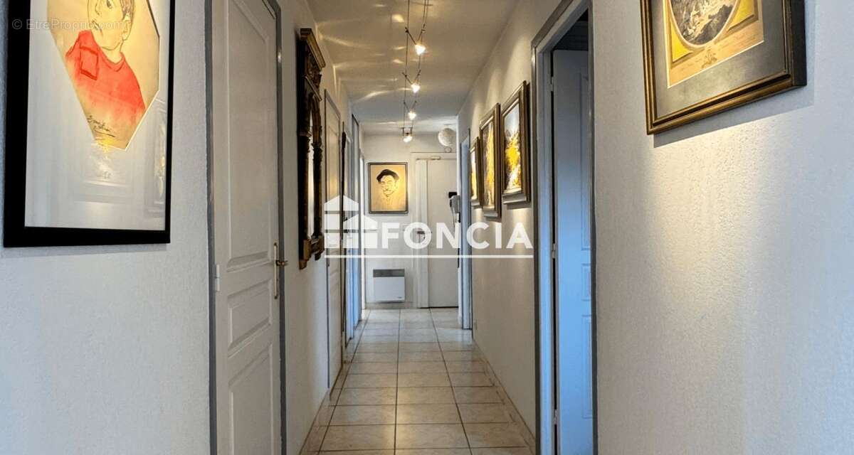   Saint-Raphaël Centre ville - Appartement T4 — 105m² — Dernier étage -- Garage -- Cave - photo 7